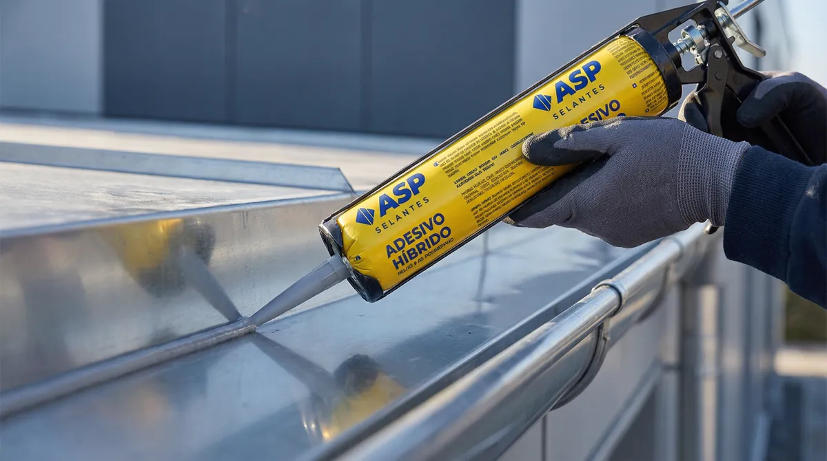 Selante PU ASP em emenda de painel metálico