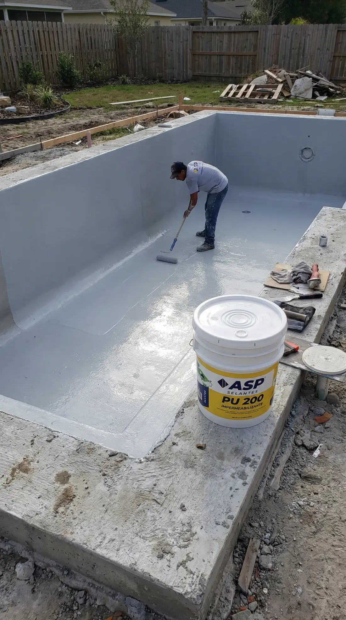 Piscina de concreto sendo impermeabilizada com ASP PU 200